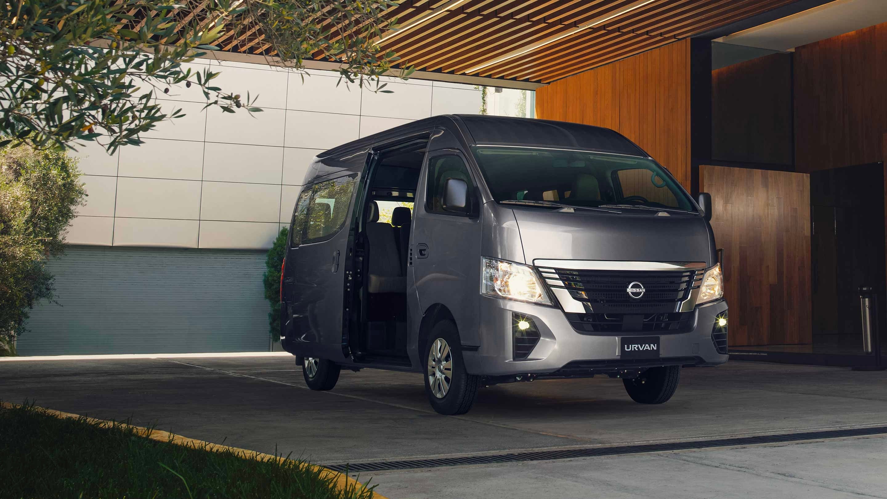 2026 Nissan Urvan Urvan 11 Pasajeros AA in Gris Oxford, Plata, Blanco — front three-quarter view